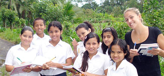 Lilly Briggs with Costa Rican schoolchildren
