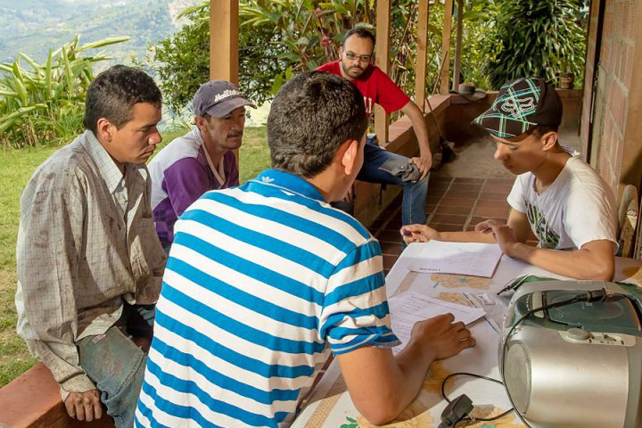 El economista de Cornell, Juan Nicolás Hernández-Aguilera, realiza entrevistas en fincas de café para saber si, y cómo, los agricultores se benefician de cultivar cafés especiales de manera sostenible.