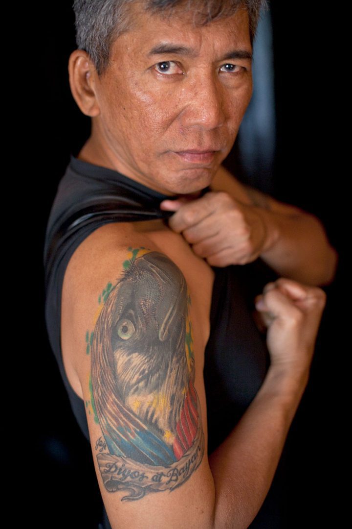 Philippine Eagle Foundation Director Dennis Salvador wears his nation’s symbol on his arm. Photo by Kike Arnal.