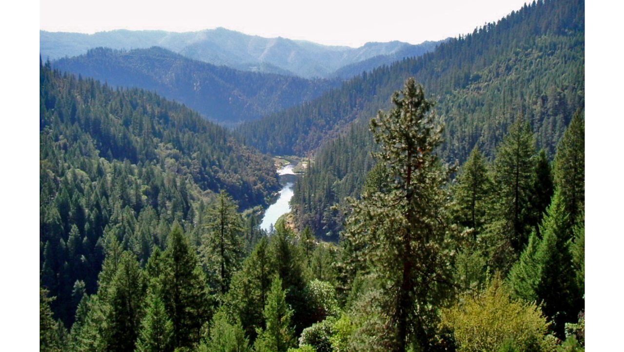 The Klamath river cuts a valley in the surrounding mountains. Photo by Robert Ashworth/WIkimendia.